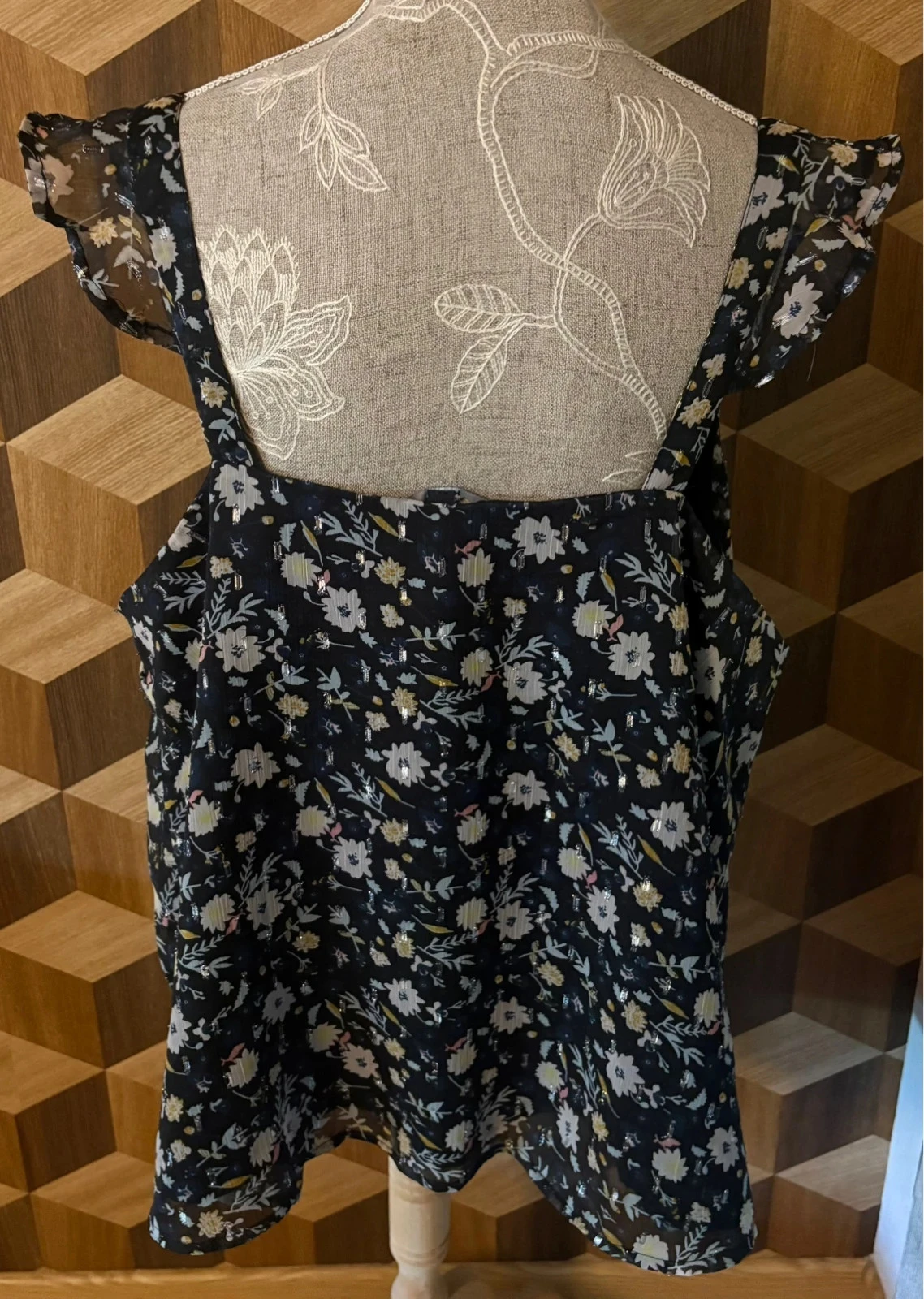 Débardeur noir motif fleuris et volants – photo 2
